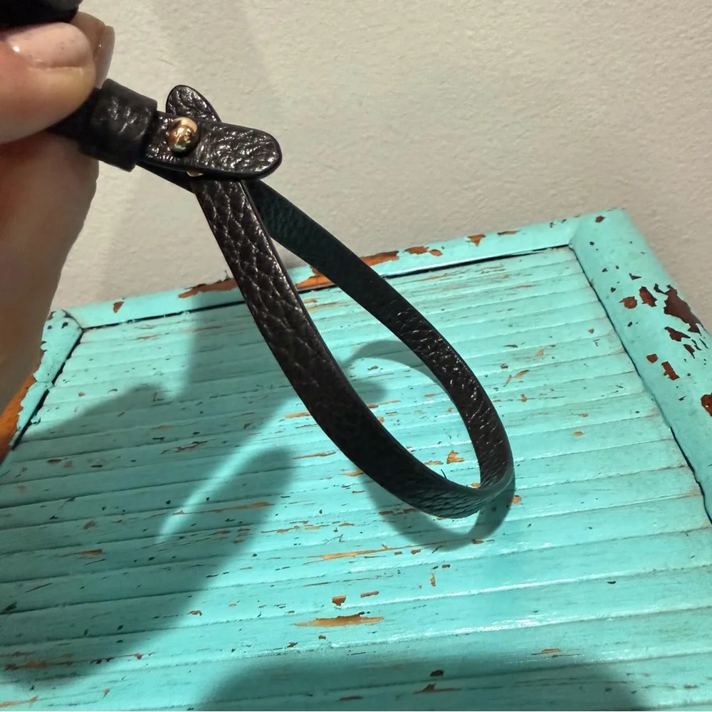 Cuyana Airpod Case Black Pebbled Leather Monogrammed J - Picture 8 of 11